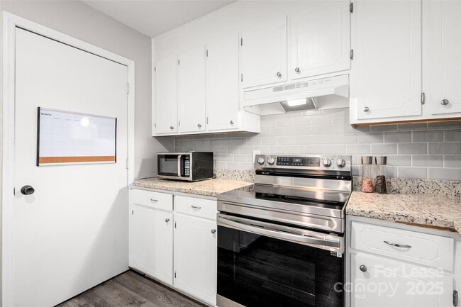 Building Photo - 1422 Delane Ave