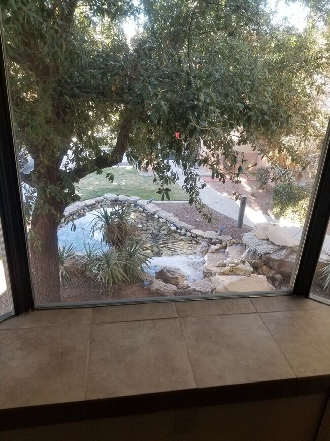 Building Photo - 3 Bedrooms, 2 Baths and a Single Car Garage