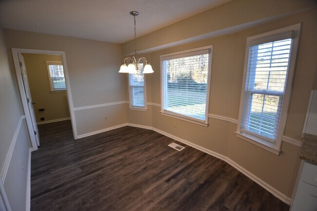 Building Photo - 285 Meadow View Dr