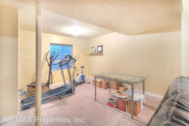 Building Photo - 4 br, 3 bath House - 1643 S. CANOE CREEK D...