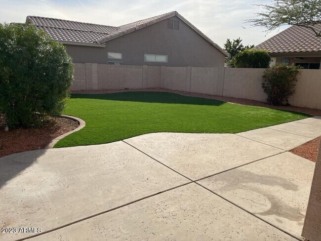 Foto del edificio - Lovely Home in COYOTE LAKES UNIT 1