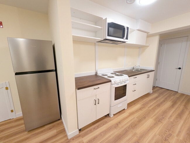 Building Photo - 890 McFaull Rise