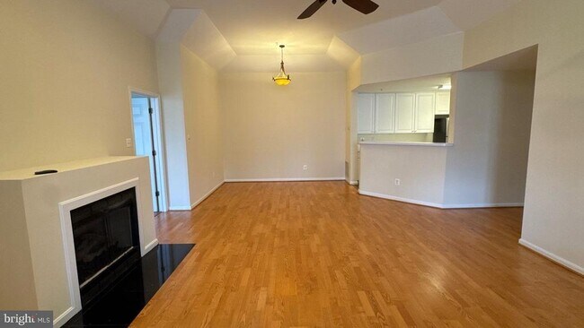 Building Photo - 10715 Symphony Way