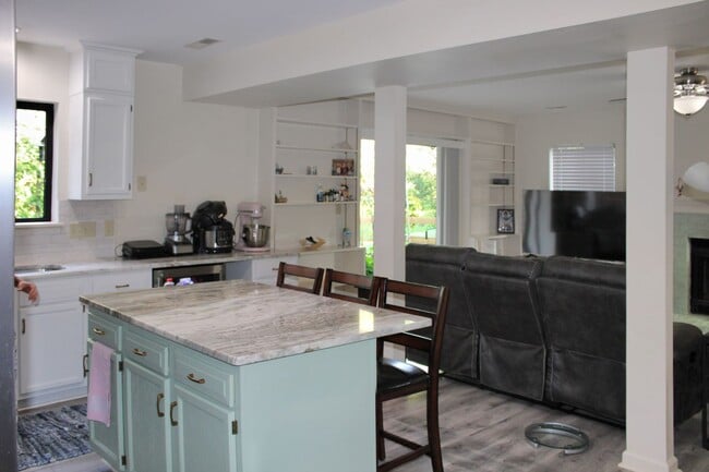 Building Photo - Contemporary duplex with first floor primary