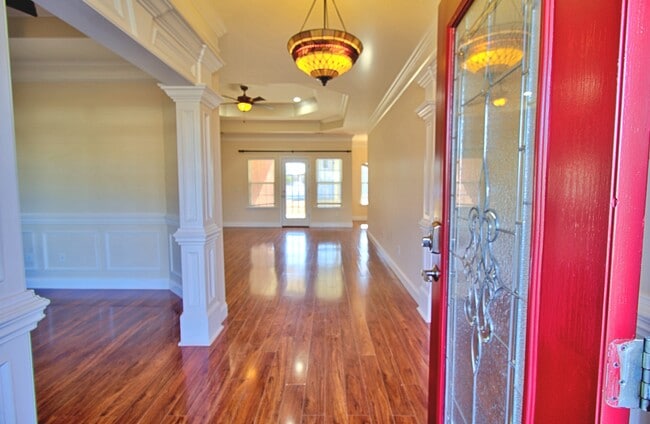 Building Photo - 1000 White Oak Cir