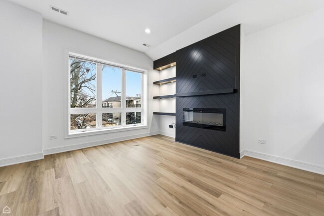 Foto del edificio - 861 E 63rd Pl