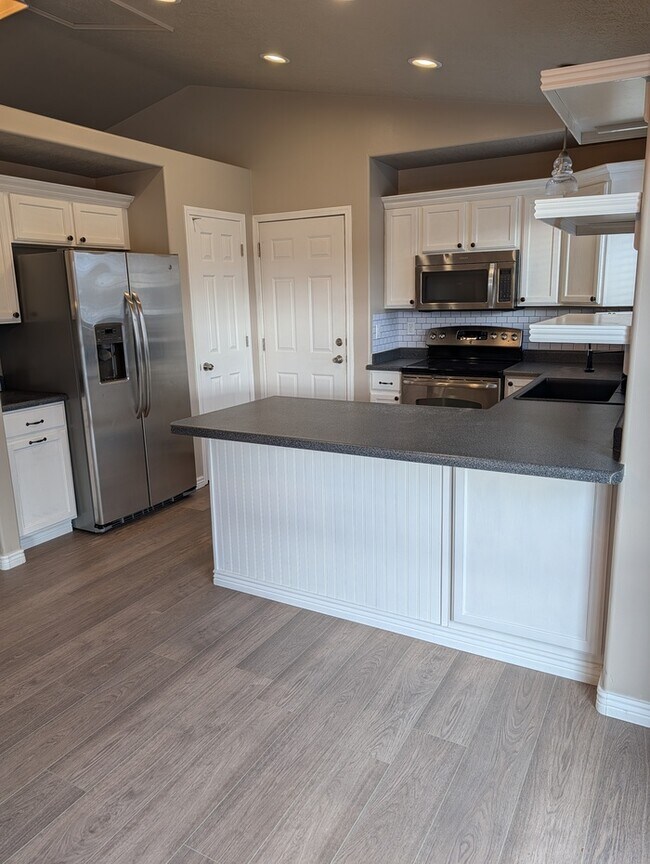 Foto del edificio - 5 Bedroom Home New Carpet and Paint