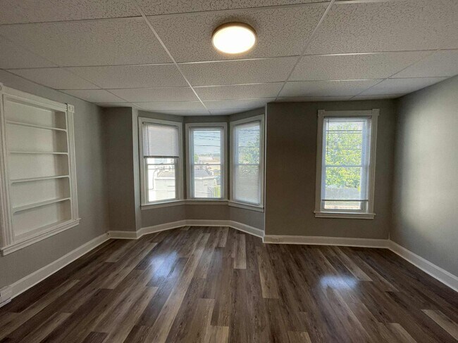 Building Photo - 354 S Locust St