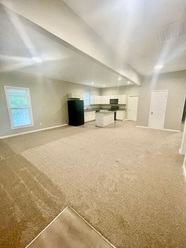 Building Photo - Must view this Adorable 3 bedroom 1 bath h...