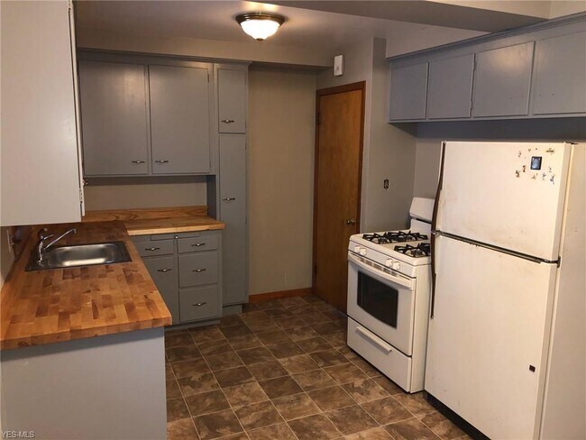 Building Photo - 23820 Puritan Ave