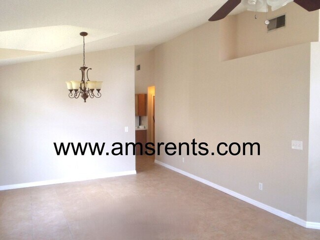 Foto del edificio - 4-bedroom 2-bathroom house in Chase Grove ...