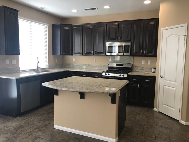 Foto del edificio - GORGEOUS TWO STORY HOME IN GRANITE HILLS 4...