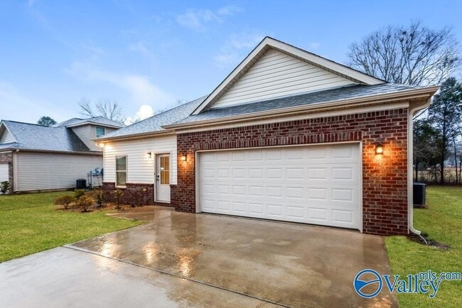 Building Photo - 611 White Oak Cir