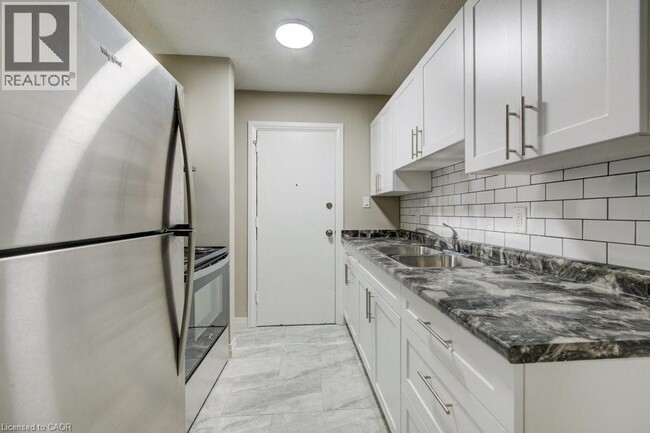 Building Photo - 82 Elgin St S