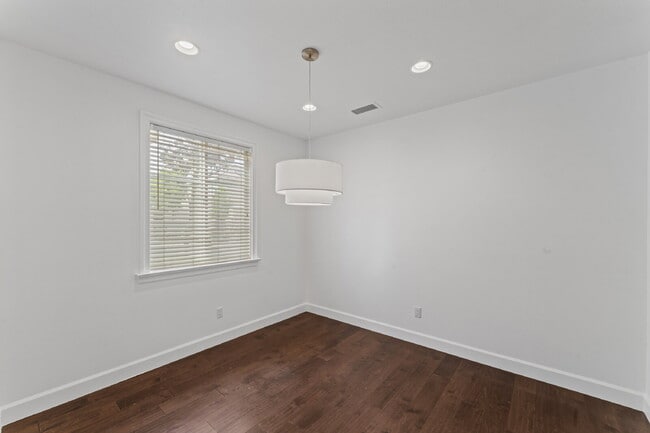 Building Photo - "Charming 3-Bedroom Haven with 2.5 Baths in Santa Clarita – Spacious 1694 Sq Ft Home Awaits!"