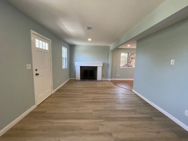 Foto del edificio - 6818 Santa Susana Pass Rd