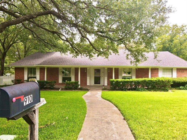 Building Photo - 910 Rock Canyon Dr