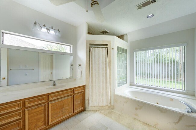 Foto del edificio - 14323 Burgoyne Rd