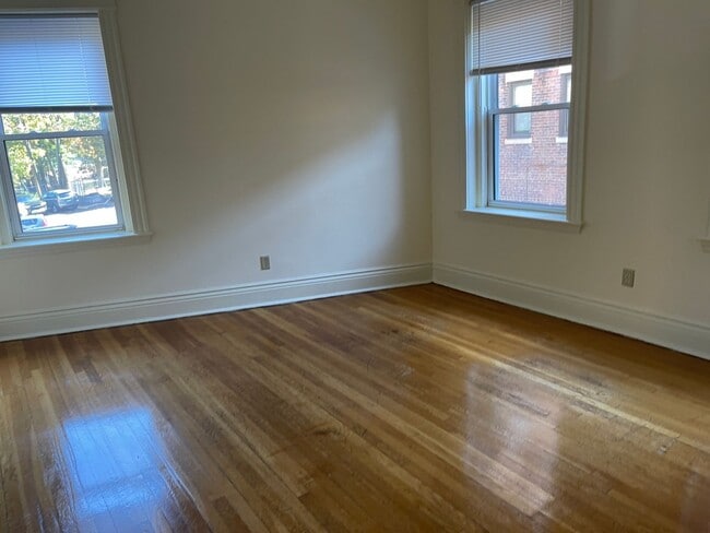 RENOVATED HUGE STUDIO , 2 CLOSETS, EASY C... - RENOVATED  HUGE STUDIO , 2 CLOSETS, EASY C... House