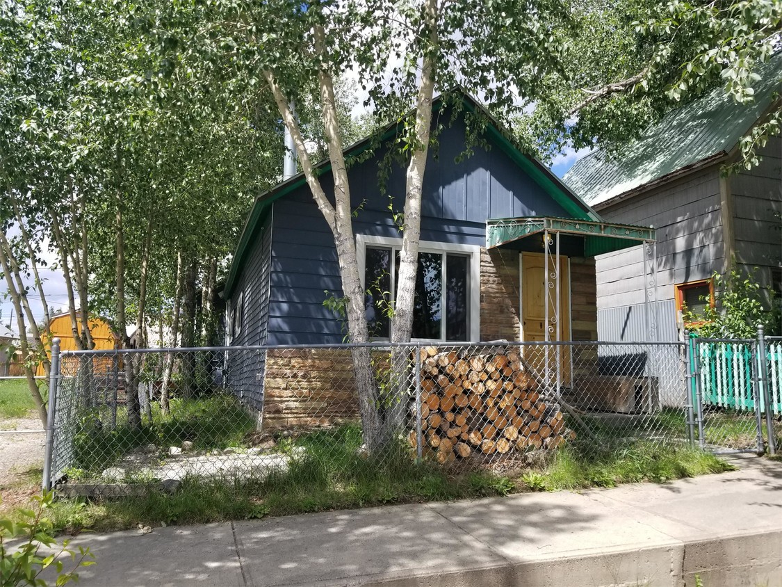 Primary Photo - 408 E 8th St