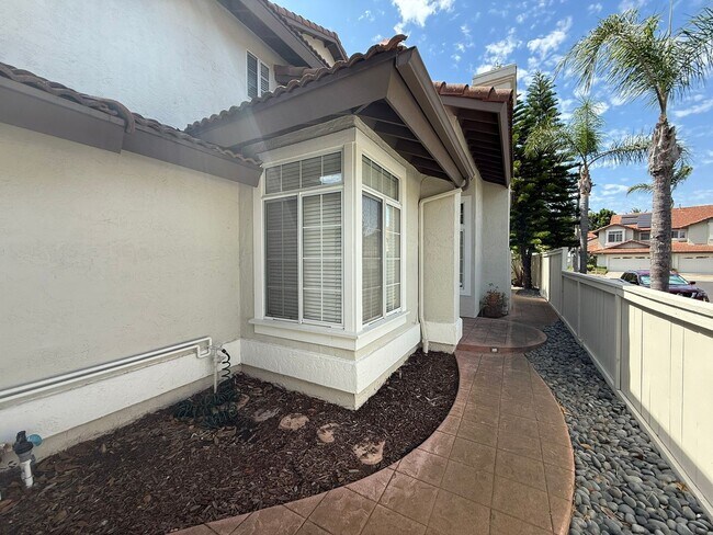 Building Photo - LOCATION LOCATION!! 4BR/3BA Townhome in De...