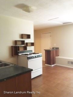 Building Photo - 2 br, 1 bath House - 947 E Oak St