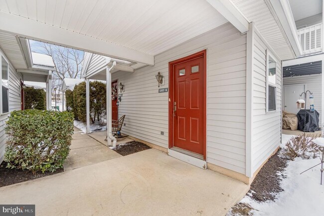 Building Photo - 5805 Hidden Lake Dr
