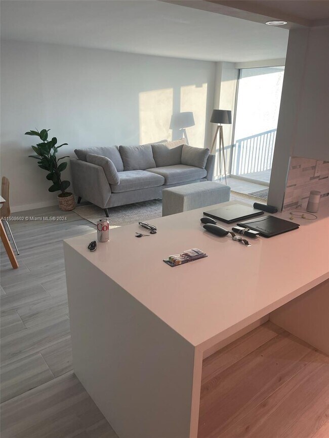 Building Photo - 2655 Collins Ave