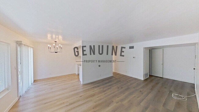 Foto del edificio - Stunning 2nd Story 3 Bedroom Condo in Woodlake Villas, La Habra