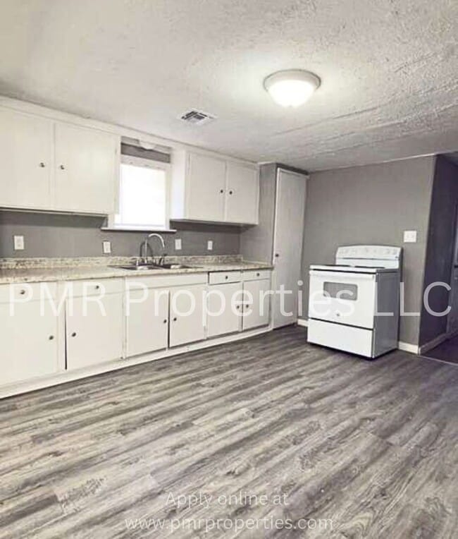 Building Photo - 2 Bedroom/ 1 Bathroom House