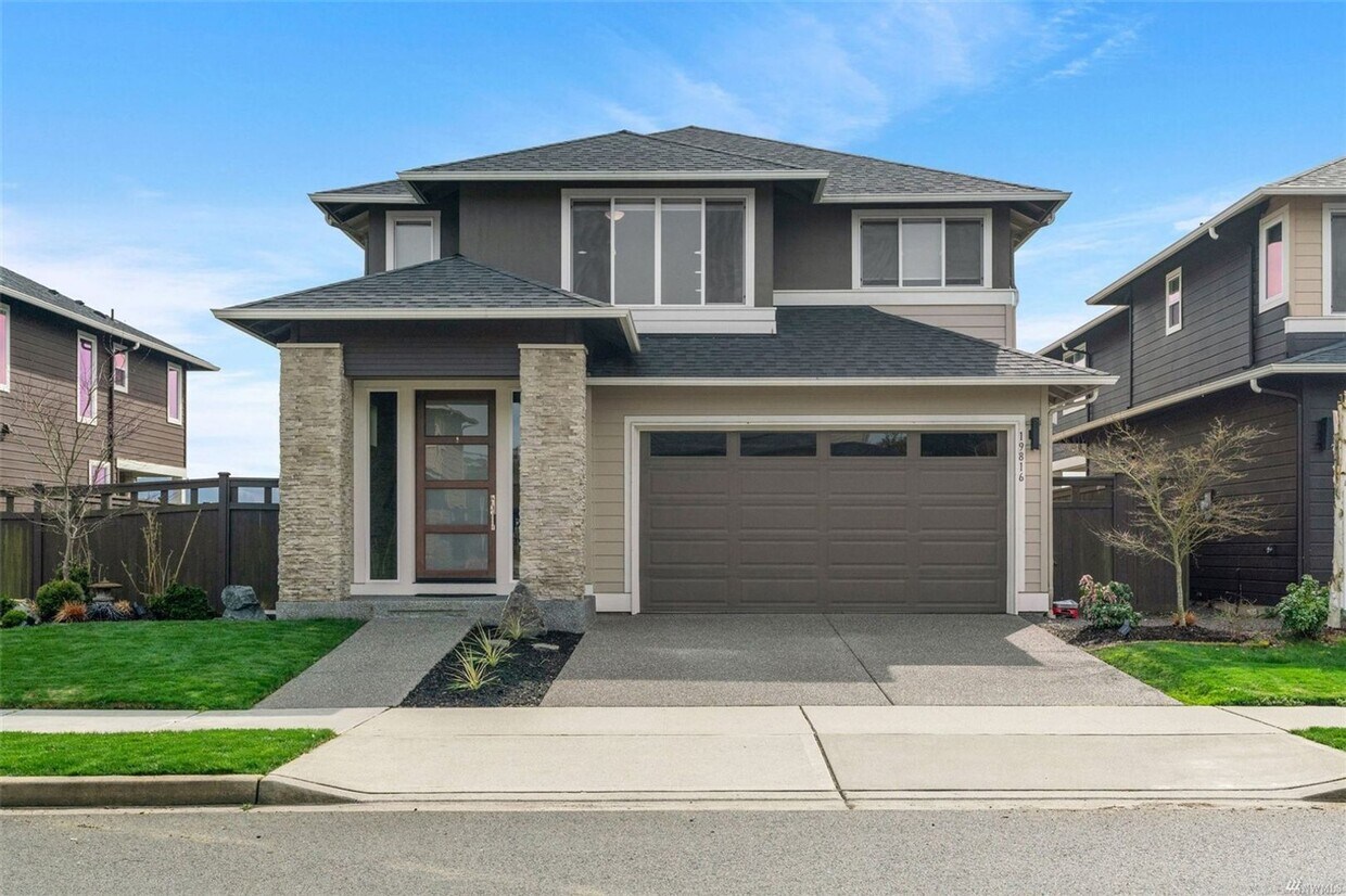 Primary Photo - Beautiful 4 bed/2.5 bath dream home in Mon...