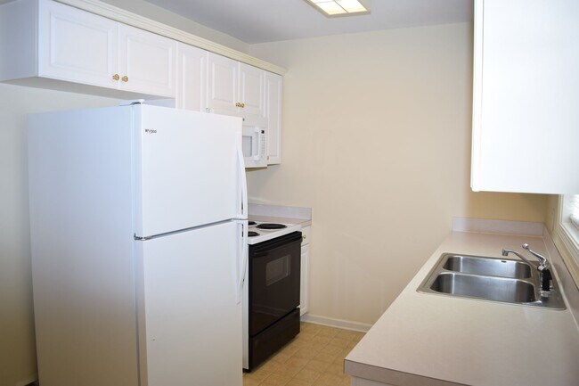 Foto del edificio - $1,150 | 2BR/1.5BA End Unit Townhouse – Sp...