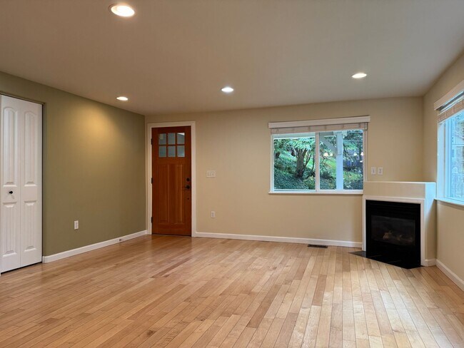 Foto del edificio - 3Bed 2 Bath Duplex - Forest Tranquility in...