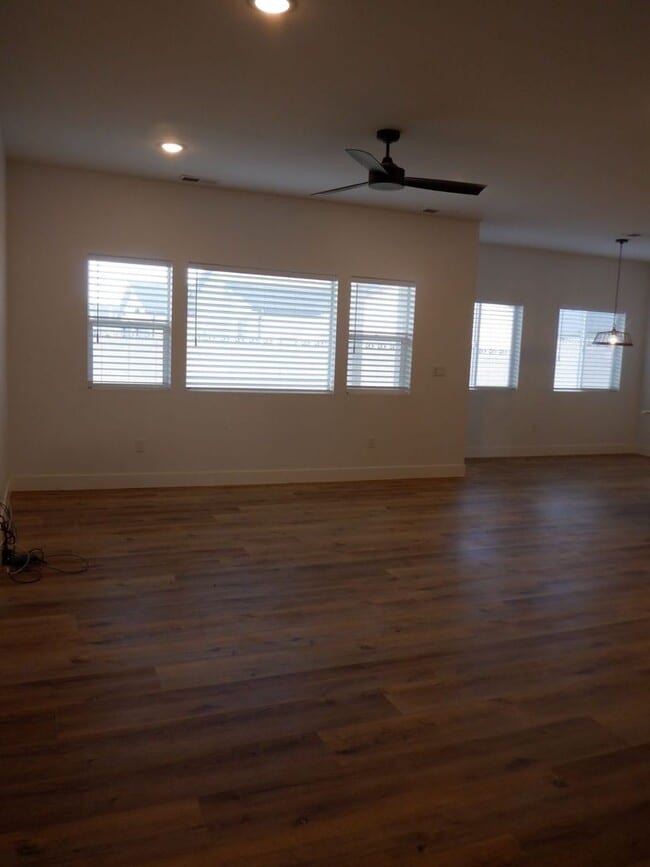 Building Photo - 3 Bed 2 bath with 2 car attached garage