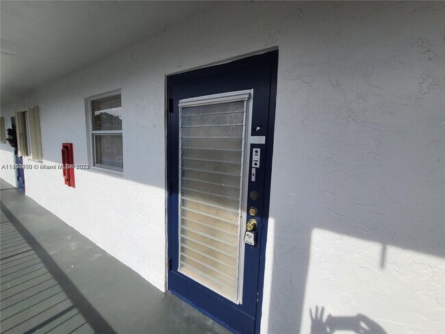 Foto del edificio - 8330 Sands Point Blvd