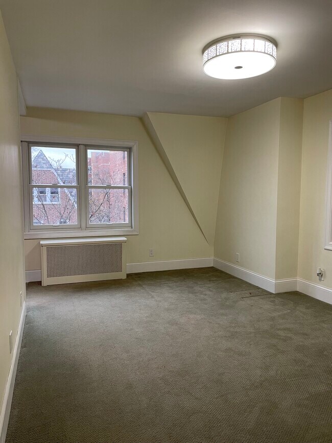 Large living room - 3346 73rd St