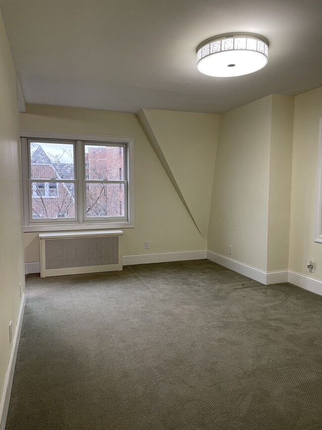 Large living room - 3346 73rd St