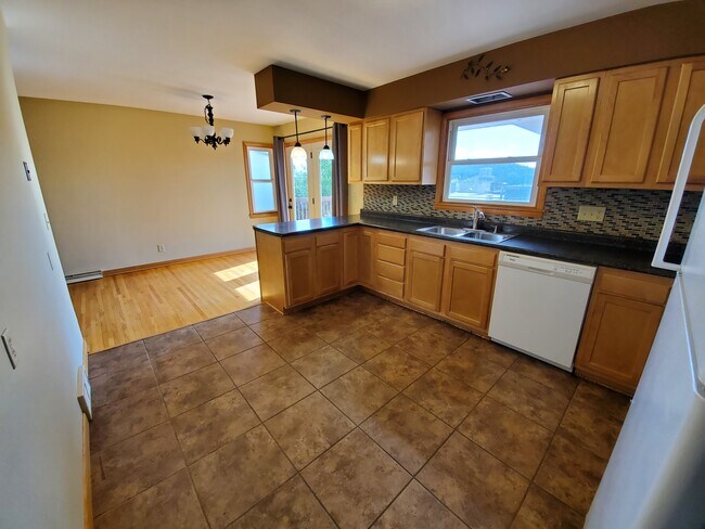Cocina - 1913 3rd Ave NE