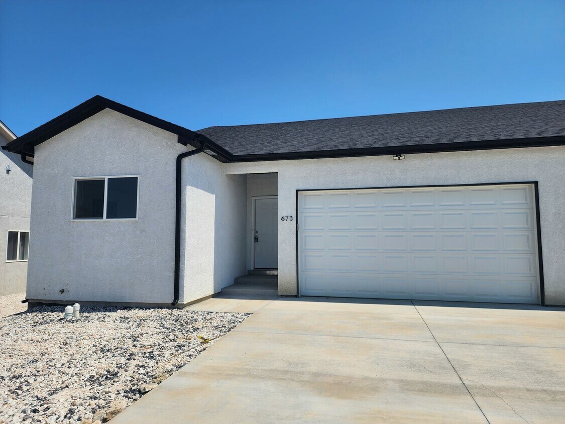 Primary Photo - 673 E Laporte Dr