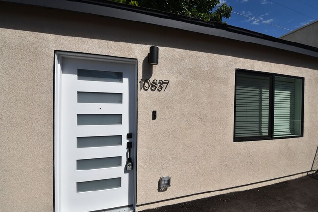 Foto del edificio - 10839 Moorpark St