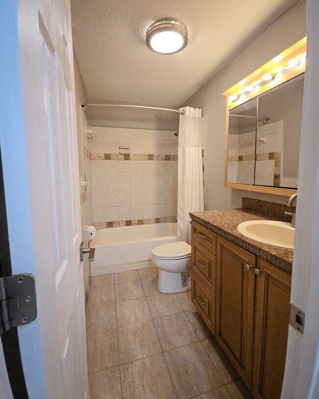 Baño - 10911 NW 45th St