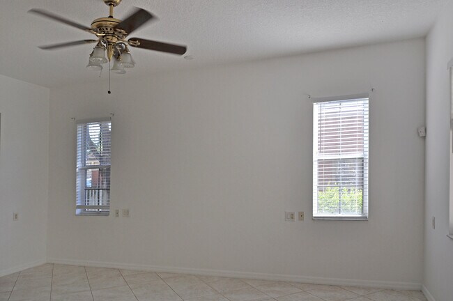 Building Photo - 8442 N Lake Forest Dr