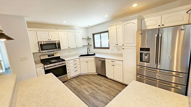 Building Photo - Beautiful 3 Bed, 2 Bath with a Bonus Room and Large Yard!