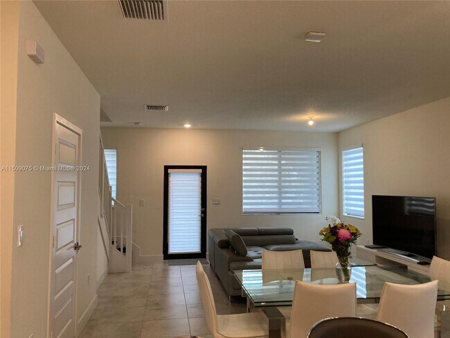 Foto del edificio - 4881 NW 83rd Pkwy
