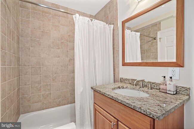 Foto del edificio - 2231 Bancroft Pl NW
