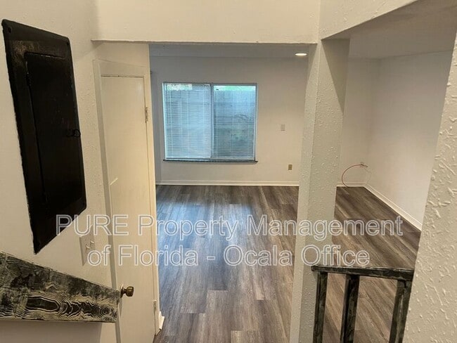 Building Photo - 627 NE 28th Ave