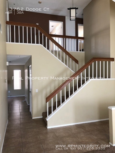 Building Photo - Two story Victoria Gardens!