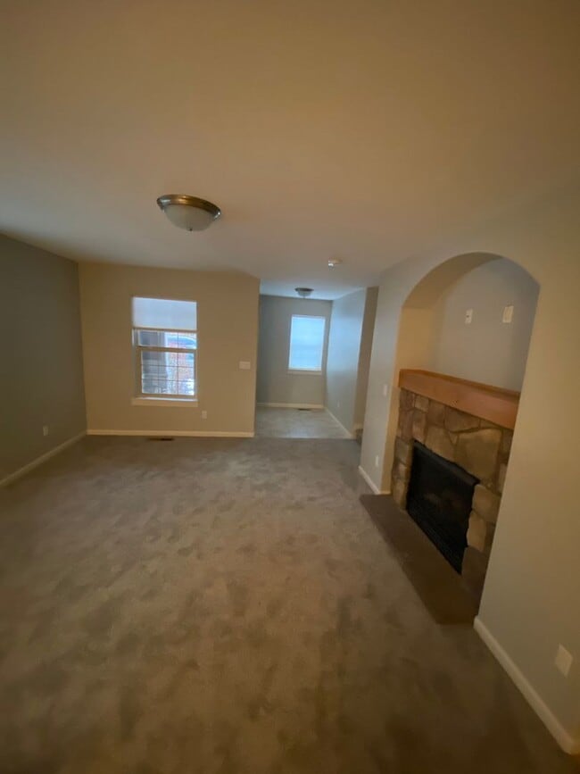 Building Photo - 3 bedroom,  2 1/2 bath townhouse