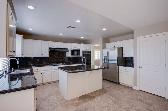 Foto del edificio - Stunning 4 Bed/4.5 Bath South Shores home ...