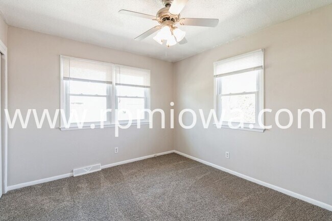 Building Photo - 215 NW Arlan Dr